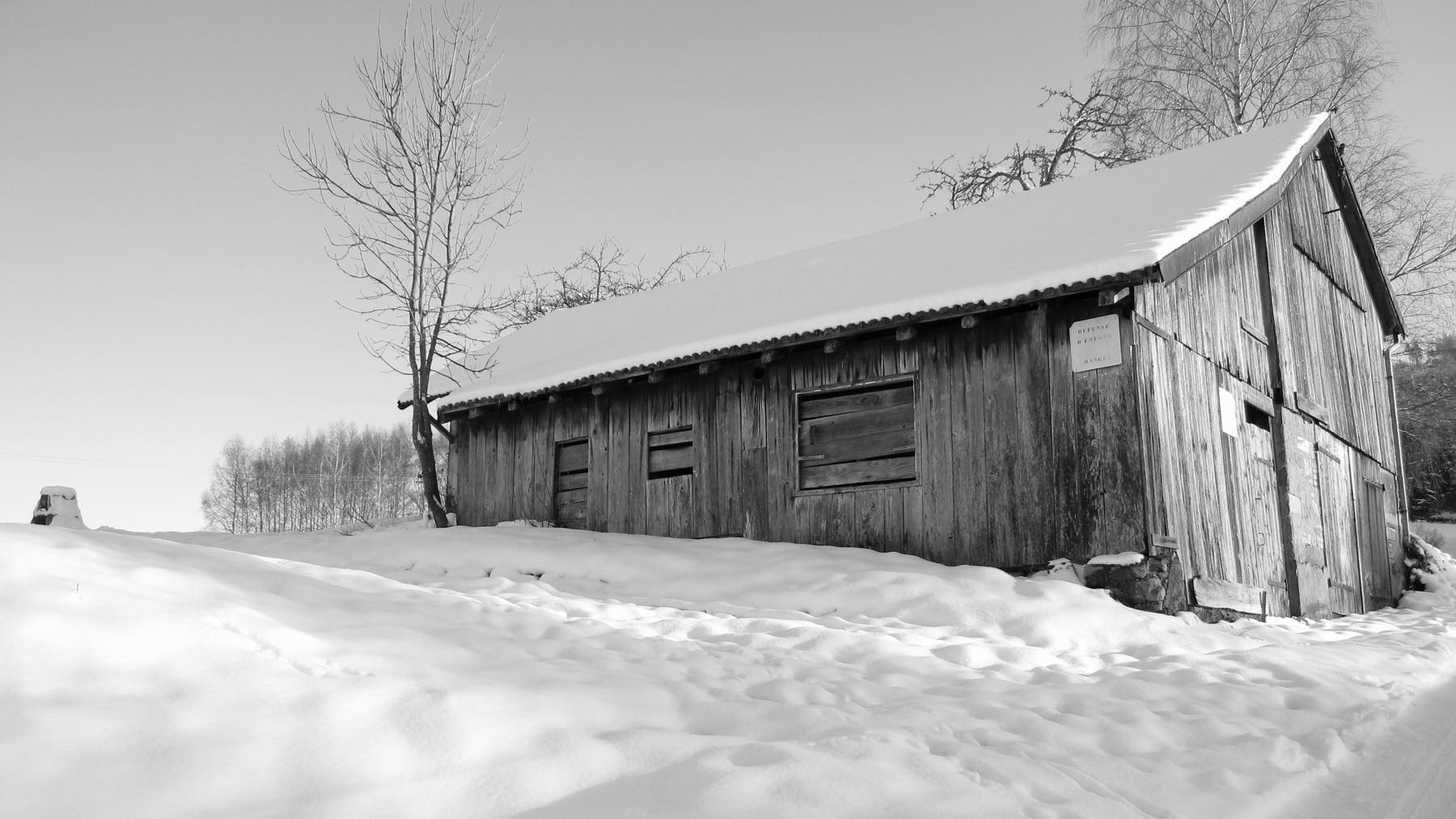 Grange enneigée [noir et blanc]