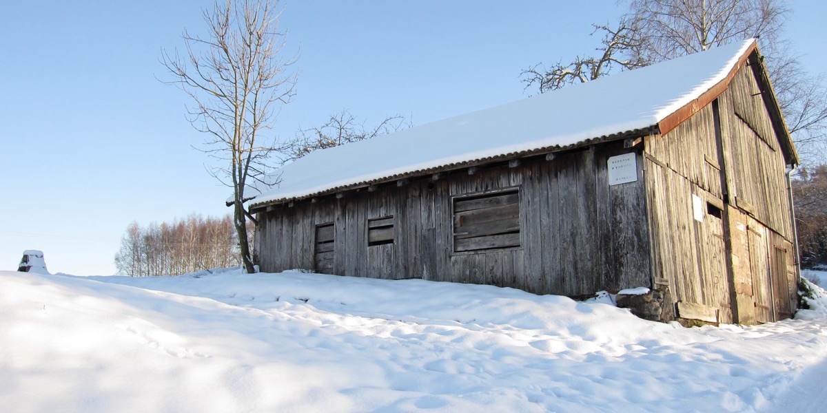 Grange enneigée